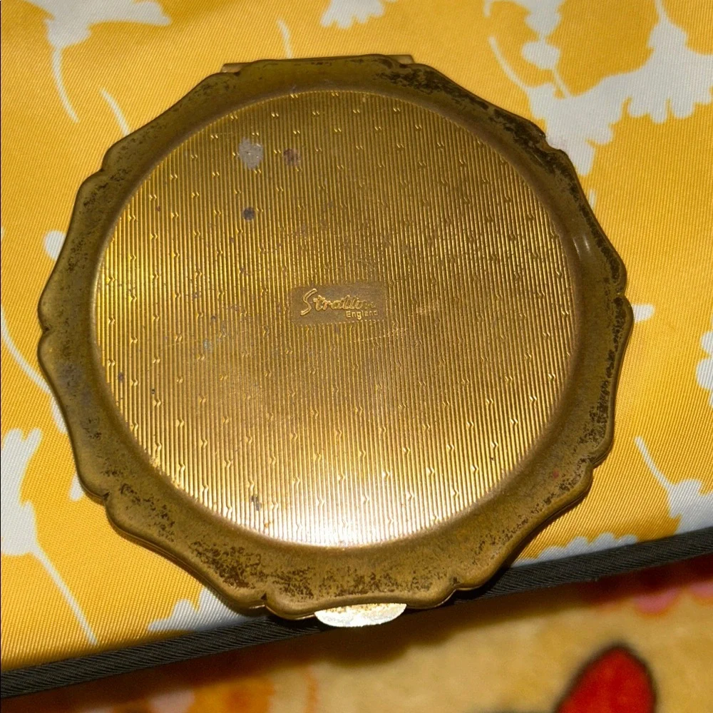 Vintage Stratton powder compact floral embossed - Picture 4 of 11